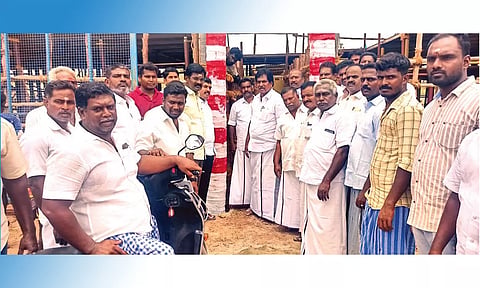 சத்திரப்பட்டி ஜல்லிக்கட்டு போட்டியை முன்னிட்டு வாடிவாசல் முகூர்த்தக்கால் நடும் நிகழ்ச்சி அமைச்சர் மூர்த்தி தலைமையில் நடந்தது.
