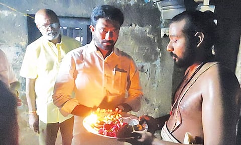 சீர்காழியில் சாமி தரிசனம் செய்த எம்.பி. ரவீந்திரநாத்குமார்.