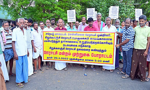 சிறுக்கழஞ்சி ஊராட்சி மன்ற அலுவலகத்தினை முற்றிகையிட்டு போராட்டத்தில் ஈடுபட்ட பொதுமக்கள்.