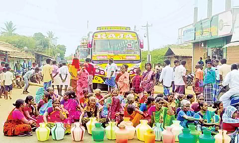 சாலை மறியலில் ஈடுப்பட்டுள்ள பொது மக்கள்.