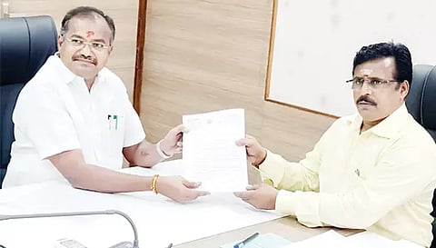 விசாரணை குழு தலைவர் உயர்கல்வி துறை கூடுதல் செயலாளர் பழனிசாமியை சேலம் மேற்கு தொகுதி எம்.எல்.ஏ. அருள் நேரில் சந்தித்து விளக்கம் அளித்தார். 