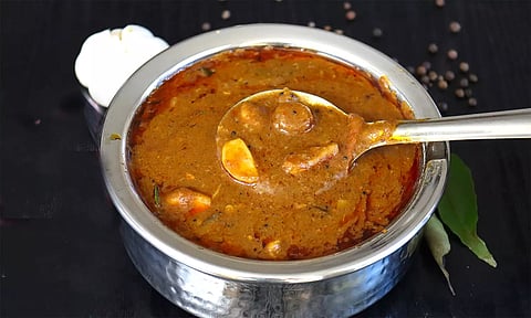 தக்காளி, வெங்காயம் சேர்க்காத பூண்டுக்குழம்பு செய்யலாம் வாங்க...