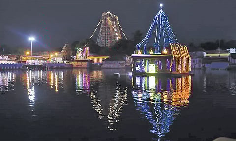 மின்னொளி அலங்காரத்தில் ஜொலிக்கும் தெப்ப மண்டபத்தை படத்தில் காணலாம்.