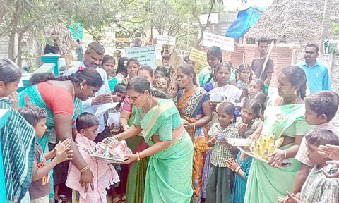 அரசு பள்ளியில் மாணவர் சேர்க்கைக்கு சீர்வரிசைகளுடன் சென்று ஆசிரியர்கள் அழைத்தனர்.