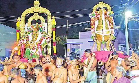 உற்சவர் பொலிந்துநின்ற பிரான் கருட வாகனத்திலும், நம்மாழ்வார் அன்ன வாகனத்திலும் எழுந்தருளி மாடவீதிகளில் உலா வந்த காட்சி.