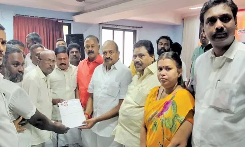 ஆலோசனை கூட்டத்தில் மாவட்டச் செயலாளர் தச்சை கணேசராஜா விண்ணப்பபடிவங்களை வழங்கியபோது எடுத்த படம்.