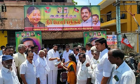 மோர்பந்தலை திறந்து வைத்து அ.தி.மு.க. மாநில துணை செயலாளர் வையாபுரி மணிகண்டன் திறந்து வைத்து பொதுமக்களுக்கு மோர் வழங்கினார்.