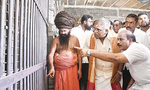 சீர்காழி கோவிலில் கண்டெடுக்கப்பட்ட சிலைகளை புதுச்சேரி சபாநாயகர் செல்வம் பார்வையிட்டார்.