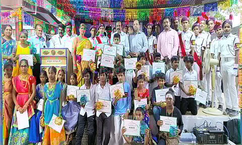 போட்டிகளில் வெற்றி பெற்ற மாணவ, மாணவிகளுக்கு பரிசு மற்றும் பாராட்டு சான்றிதழ்களை அமைச்சர் முத்துசாமி வழங்கி பாராட்டினார். அருகில் கலெக்டர் கிருஷ்ணனுண்ணி உள்பட பலர் உள்ளனர்.