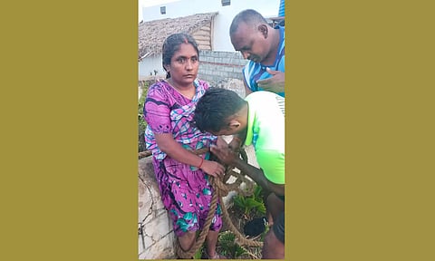 கிணற்றில் தவறி விழுந்த மல்லிகாவை தீயணைப்பு வீரர்கள் கயிறு கட்டி மீட்ட காட்சி.