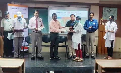 புதுவை பல்கலைக் கழக நூலகர் விஜயகுமார் வெற்றி பெற்ற மாணவர்களுக்கு பரிசுத் தொகை மற்றும் சான்றிதழ்களை வழங்கினார்.