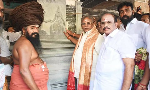 சபாநாயகர் ஏம்பலம் செல்வம் கோவில் செப்பேடுகளை பார்வையிட்ட காட்சி. அருகில் தருமபுரம் ஆதினம் மாசிலாமணி தேசிக ஞானசம்பந்த சாமிகள் உள்ளார்.