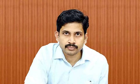 கலெக்டர் வீனித்.