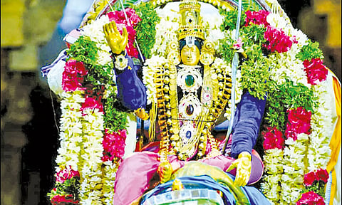 ஆஞ்சநேயர் வாகனத்தில் எழுந்தருளிய பட்டாபிஷேக ராமர்.