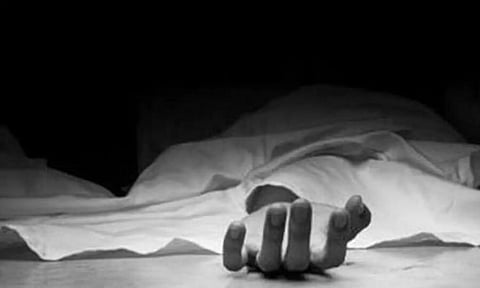 சிறைக்காவலர் தீக்குளித்து தற்கொலை: பணியில் இருந்த சப்-இன்ஸ்பெக்டர் சஸ்பெண்டு