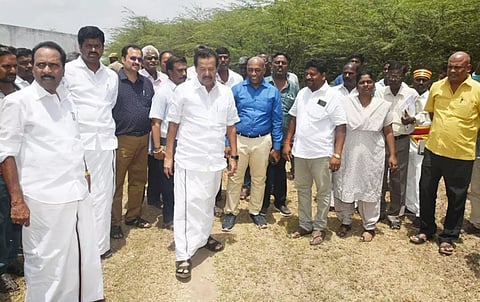 விழுப்புரம் நகராட்சிக்குட்பட்ட மின்வாரிய காலனியில் கழிவுநீர் சுத்திகரிப்பு நிலையம் அமைப்பதற்கான இடம் குறித்து அமைச்சர் பார்வையிட்டு ஆய்வு செய்தார். அருகில் கலெக்டர் பழனி, எம்.எல்.ஏக்கள் பகழேந்தி, டாக்டர் லட்சுமணன், விழுப்புரம் நகர்மன்ற தலைவர் தமிழ்ச்செல்வி பிரபு உள்ளனர்.