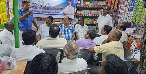 விக்கிரவாண்டியில் வர்த்தகர் சங்க கூட்டம் தலைவர் ராஜபாண்டியன் தலைமையில் நடந்தது. அருகில் அமைப்பாளர் தனசேகரன்.