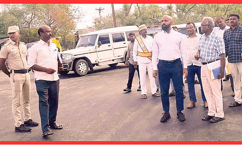 நெடுஞ்சாலைத்துறையின் மூலம் நடைபெற்று வரும் சாலைப்பணிகள் தொடர்பாக கலெக்டர் ஜானிடாம் வர்கீஸ், அதிகாரிகளுடன் நேரடியாக ஆய்வு செய்தார். 