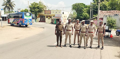 கடலூர் தேவனாம்பட்டினத்தில் முன்னெச்சரிக்கை நடவடிக்கையாக போலீசார் பாதுகாப்பு பணியில் ஈடுபட்டுள்ளதை படத்தில் காணலாம்.