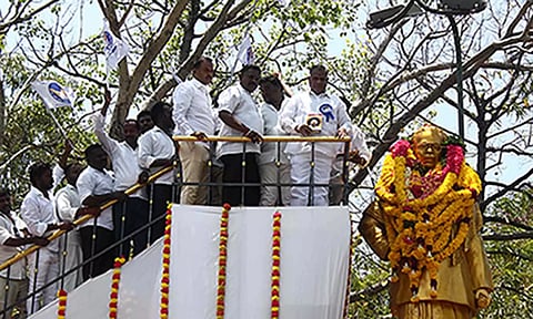 பாரதிதாசன் சிலைக்கு விஜய் மக்கள் இயக்க பொதுச்செயலாளர் புஸ்சி ஆனந்த் மாலை அணிவித்து மரியாதை செலுத்திய காட்சி.