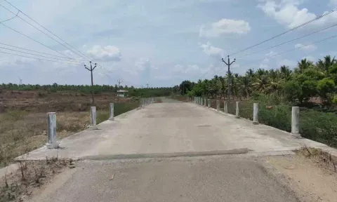 பாலத்தின் இரண்டு பக்கத்தில் தடுப்பு சுவர் கட்டப்படாமல் இருப்பதை படத்தில் காணலாம். 