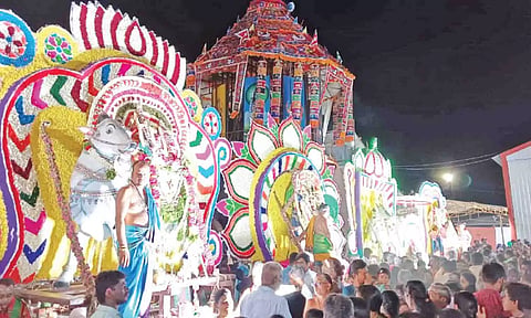அவினாசி கோவிலில் பஞ்சமூர்த்திகள் வீதி உலா நடைபெற்ற காட்சி. 