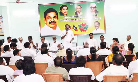 கூட்டத்தில் மாவட்ட செயலாளர் சு.ரவி எம்.எல்.ஏ. பேசிய காட்சி.