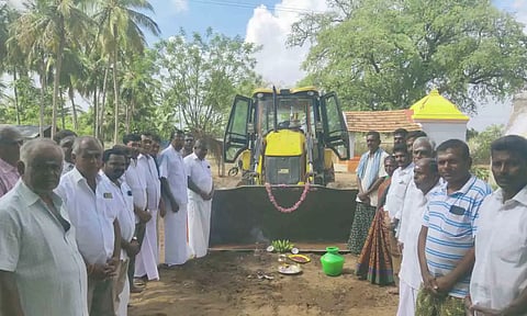 நீர்த்தேக்க தொட்டி அமைக்க பூமி பூஜை நடைபெற்ற காட்சி. 