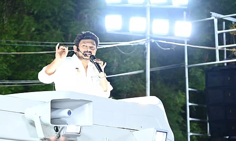 திறந்த வேனில் நின்று பொதுமக்கள் மத்தியில் அமைச்சர் உதயநிதி ஸ்டாலின் பேசிய காட்சி.