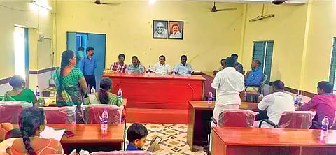 வாசுதேவநல்லூரில் யூனியன் சேர்மன் பொன் முத்தையா பாண்டியன் தலைமையில் கூட்டம் நடைபெற்ற போது எடுத்த படம்.