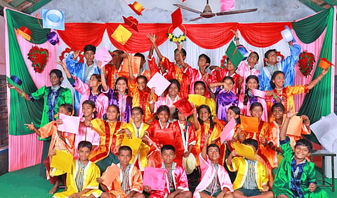 பட்டம் பெற்ற மாணவர்களை படத்தில் காணலாம்.