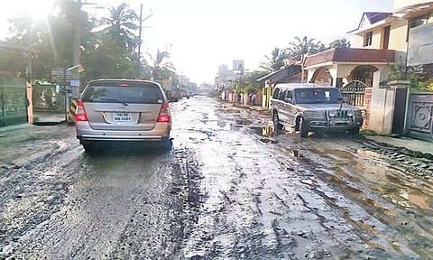 டவுனில் மேடு பள்ளங்களுடன், சேறும்-சகதியுமாக காட்சியளிக்கும் குற்றாலம் சாலை.