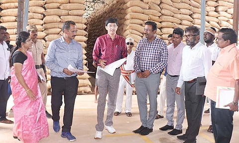 நெல் மூட்டைகளின் இருப்பு குறித்து உணவு மற்றும் நுகர்வோர் பாதுகாப்புதுறை கூடுதல் தலைமை செயலாளர் ராதாகிருஷ்ணன் ஆய்வு செய்தார்.