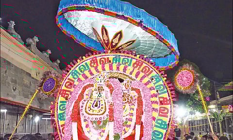 உண்ணாமலை அம்மன் சமேத அருணாசலேஸ்வரர் எழுந்தருளி பக்தர்களுக்கு காட்சி அளித்த போது எடுத்தபடம்.