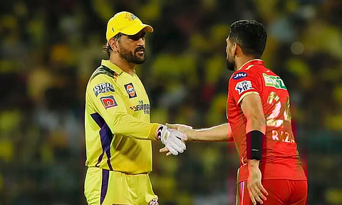 பஞ்சாப் அணியை கடைசி பந்தில் வெற்றிபெற வைத்த சிக்கந்தர் ராசாவை சென்னை சூப்பர் கிங்ஸ் கேப்டன் டோனி பாராட்டி கை குலுக்குவதை படத்தில் காணலாம்.