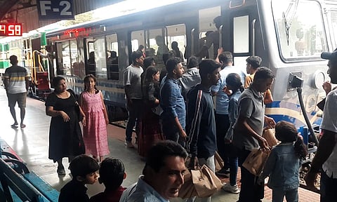 கோவை-நீலகிரி மாவட்ட சுற்றுலா தலங்களில் பொதுமக்கள் கூட்டம் அலைமோதியது