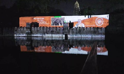 வேலூர் கோட்டை மதில் சுவரில் மனதின் குரல் 3 டி காட்சி