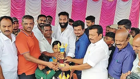 வெற்றி பெற்ற வண்டிகளின் உரிமையாளர்களுக்கு பரிசு கோப்பை வழங்கப்பட்ட போது எடுத்த படம். 