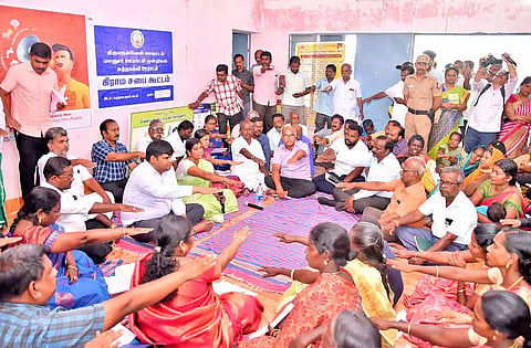 கிராமசபை கூட்டத்தில் கலெக்டர் கார்த்திகேயன் தலைமையில் உறுதிமொழி எடுக்கப்பட்ட காட்சி.