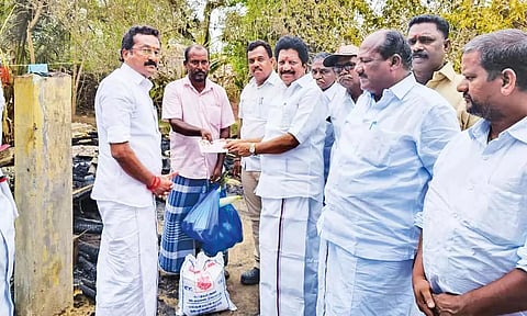 வீடு இழந்து பாதிக்கப்பட்டவருக்கு அசோக்குமார் எம்.எல்.ஏ. நிவாரணம் வழங்கினார்.