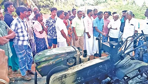 பவர் டில்லர் எரித்த இடத்தை வக்கீல்கள் குழுவினர் பார்வையிட்டபோது எடுத்தபடம்.