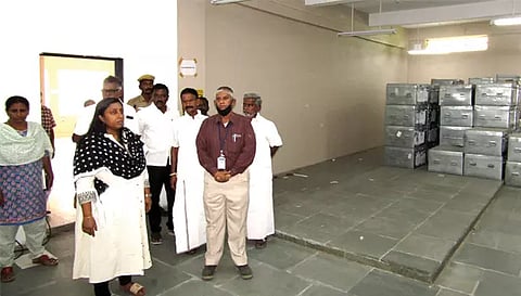 வாக்குப்பதிவு எந்திரங்கள் வைக்கப்பட்ட அறையை கலெக்டர் ஸ்ரேயா பி.சிங் பார்வையிட்டு ஆய்வு செய்த காட்சி.
