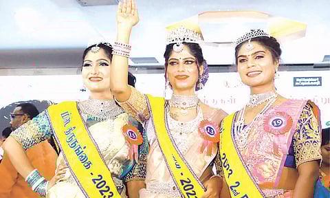 மிஸ் சென்னை திருநங்கையாக சேலம் பிரகதீஷ் சிவம் தேர்வு. (நடுவில்) சென்னை வைசு (வலது) 2-ம் இடத்தையும், தூத்துக்குடி பியுலா (இடது) 3-ம் இடத்தையும் தட்டி சென்றனர்.