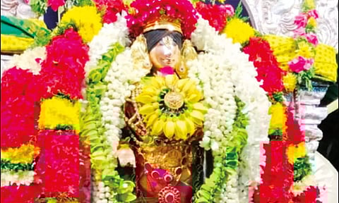 சிறப்பு அலங்காரத்தில் அருள்பாலித்த கள்ளழகர்.