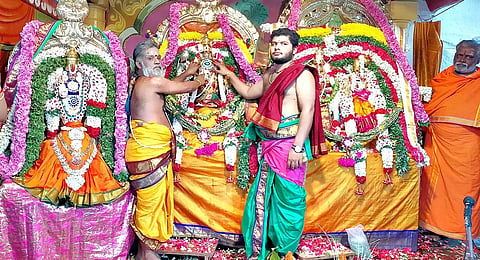 திருமங்கலம் மீனாட்சி-சொக்கநாதர் கோவிலில் திருக்கல்யாணத்தை சிவாச்சாரியார்கள் நடத்தினர்.
