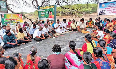 கீழ விளாத்திகுளம் ஊராட்சியில் நடைபெற்ற கிராம சபை கூட்டத்தில் மார்கண்டேயன் எம்.எல்.ஏ. கலந்து கொண்ட காட்சி.