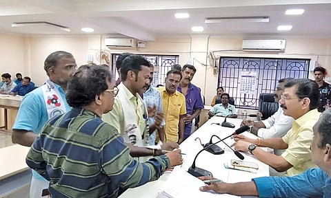 மேயர் சரவணனிடம், பொதுமக்கள் மனு அளித்த காட்சி. அருகில் துணைமேயர் கே.ஆர்.ராஜூ உள்ளிட்டோர் உள்ளனர்.