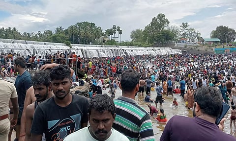 கோபிசெட்டிபாளையம் அடுத்த கொடிவேரி அணையில் குவிந்த பொதுமக்களை படத்தில் காணலாம்.