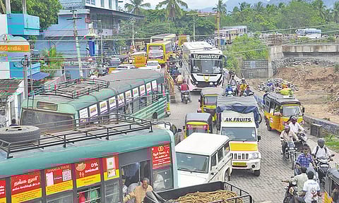 ஒழுகினசேரியில் இன்று பரபரப்பு - நடுரோட்டில் பழுதாகி நின்ற அரசு பஸ்