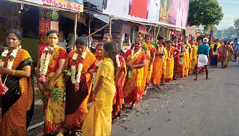 பெண் பக்தர்கள் தீ வாரிப்போட்டு தங்களது நேர்த்திக்கடனை செலுத்துவதற்கு வரிசையாக நின்ற போது எடுத்த படம்.